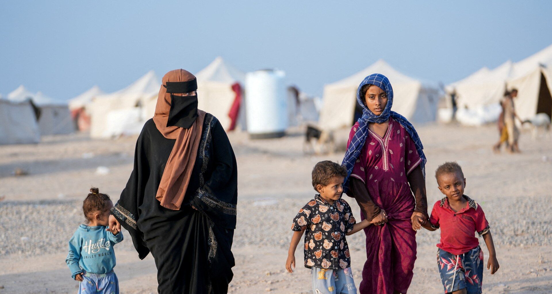 Houthis battle for strategic heights in Yemen as thousands more flee homes | Conflict News