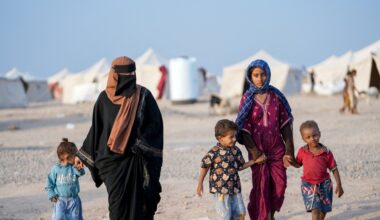 Houthis battle for strategic heights in Yemen as thousands more flee homes | Conflict News