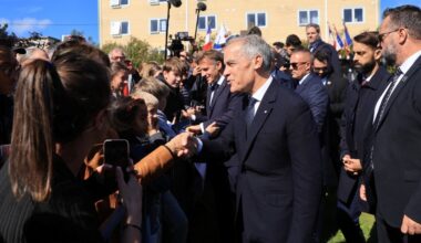 On a Dot of France Off Canada, Carney and Macron Talk Partnership