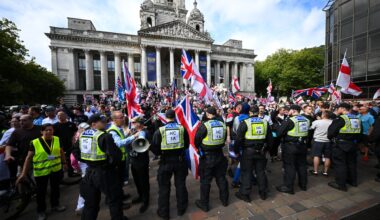 Protesters clash and police van targeted at Portsmouth anti-migrant demonstration after face coverings crackdown