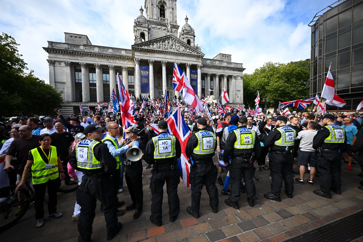Protesters clash and police van targeted at Portsmouth anti-migrant demonstration after face coverings crackdown