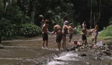 ‘Not the time for a vacation’: Kauai flood victims say tourists are treating disaster as sightseeing