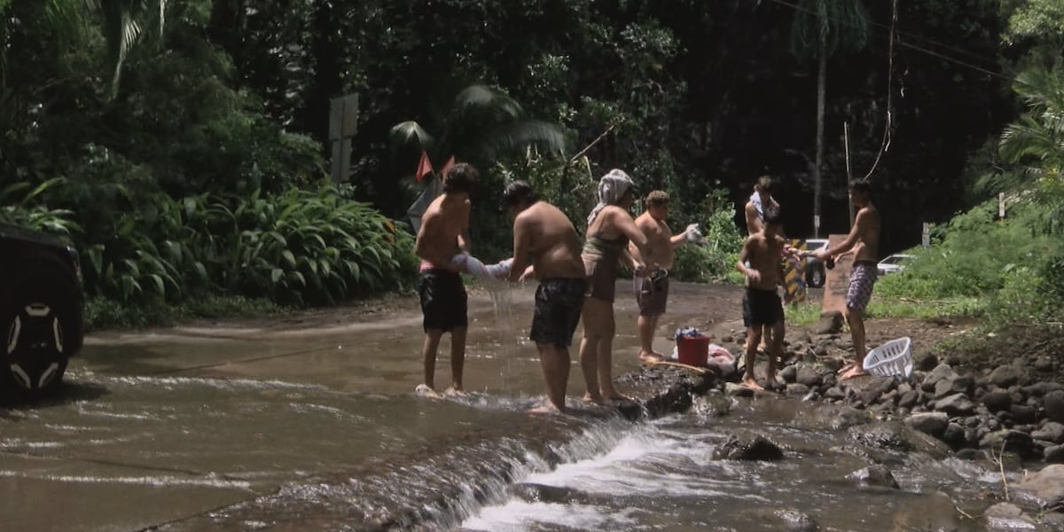 ‘Not the time for a vacation’: Kauai flood victims say tourists are treating disaster as sightseeing