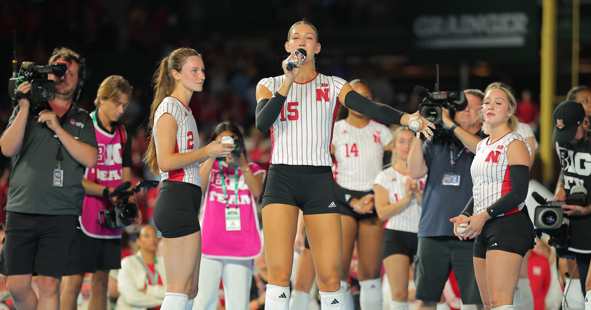 College volleyball players keep Wrigley Field crowd entertained during delays