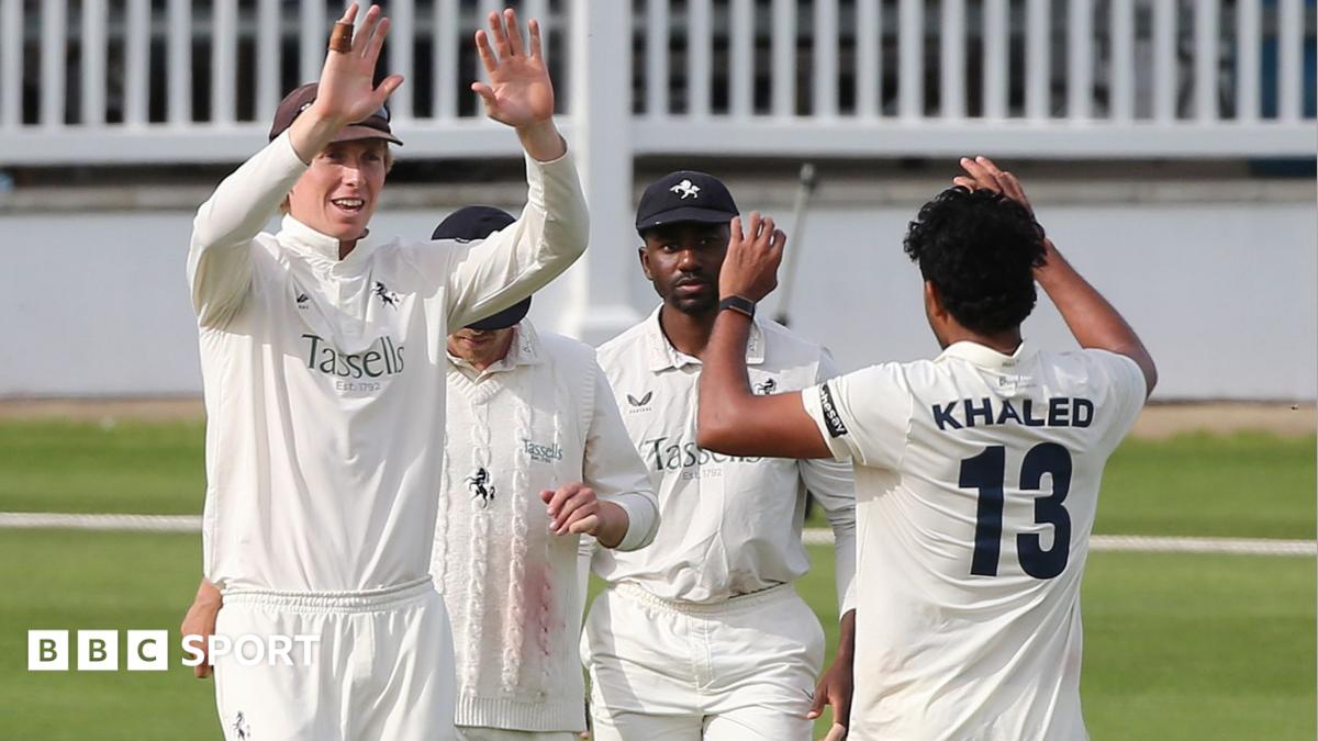 Kent players celebrate a wicket