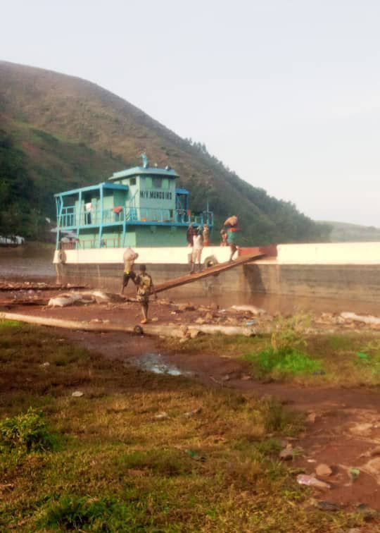 Men load sacks of soil – known as robotas – that contain gold on to a boat docked at the port of Lomera, a gold mining site in Kabare territory, South Kivu province, in the eastern Democratic Republic of Congo. Much of the gold from artisanal mines in South Kivu is illicitly sent to Rwanda. © Private