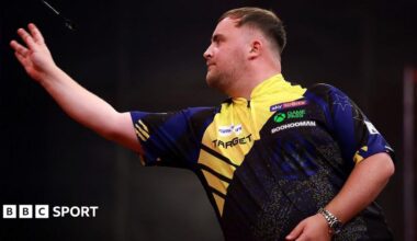 Ross Smith lifts the World Series of Darts Finals trophy