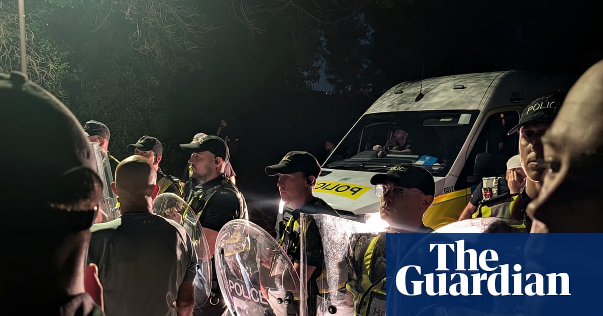 Far-right protesters descend on Portsmouth after small boat arrival | Portsmouth