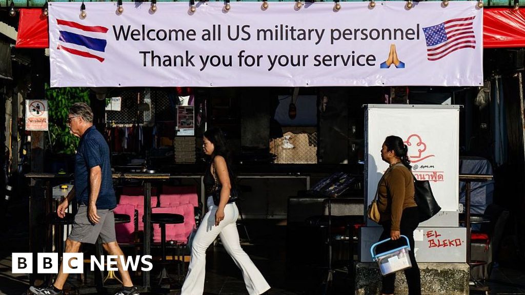USS Abraham Lincoln docks at Thailand's Pattaya resort after 250 days at sea