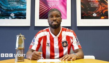 Kevin Danso signs his contract with Sunderland