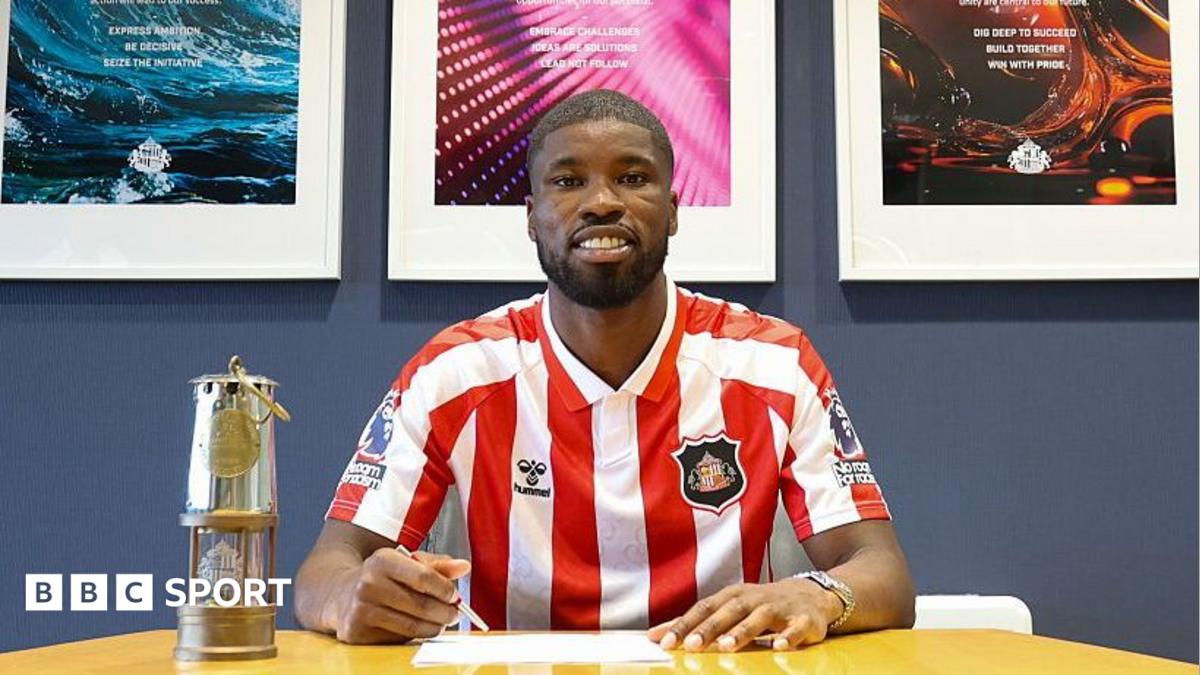 Kevin Danso signs his contract with Sunderland