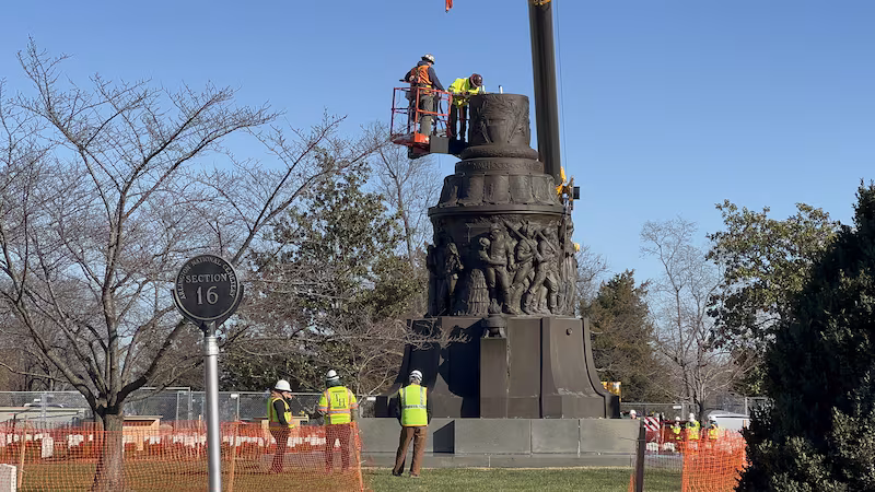 Workers dismantling the monument in 2023 as part of the Biden administration’s efforts to remove Confederate symbols from U.S. military sites.