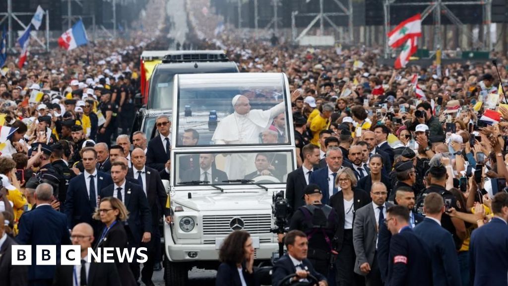 Huge crowds greet Pope in Paris ahead of open-air Mass - BBC