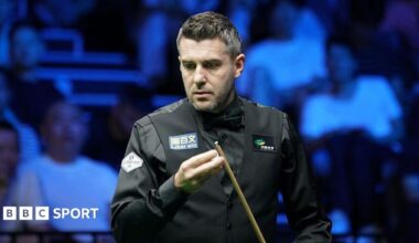 Mark Selby chalking his cue