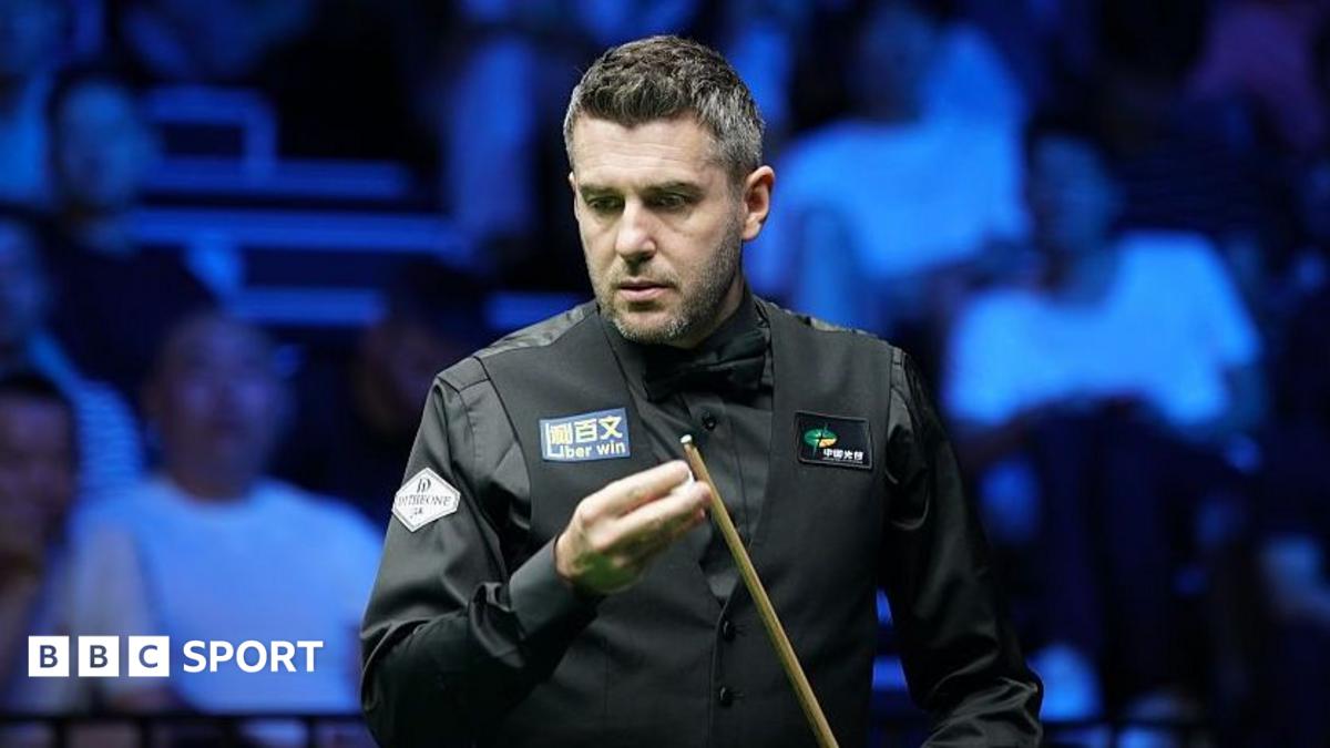 Mark Selby chalking his cue