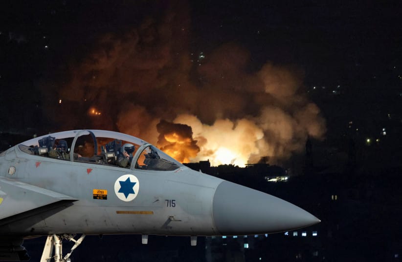 Smoke billows over Beirut's southern suburbs, as seen from Sin El Fil, IAF aircraft (illustration)