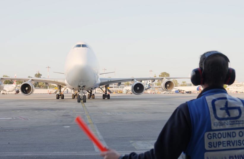 1,000th US military aid aircraft lands in Israel.