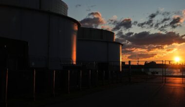 Oil prices: Oil rises past US$100 a barrel