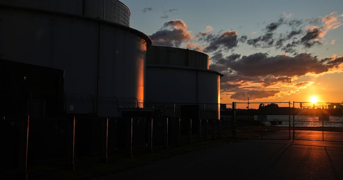 Oil prices: Oil rises past US$100 a barrel