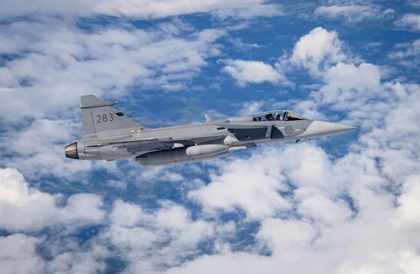  A Swedish Air Force Saab JAS 39 Gripen fighter jet prepares to take on fuel from a British Voyager aircraft during air-to-air refuelling on June 16, 2026 in flight - Region Scandinavia. The Exercise Ramstein Flag 2026 (RAFL 26) is NATO's largest-ever air exercise involving 18 allied nations.