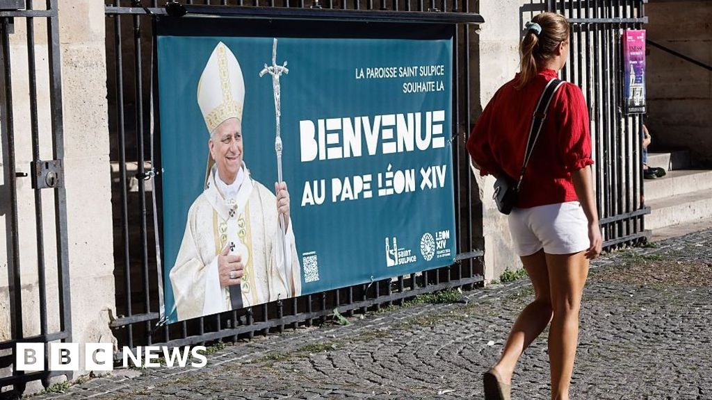 Hundreds of thousands expected in Paris for Pope's visit - BBC