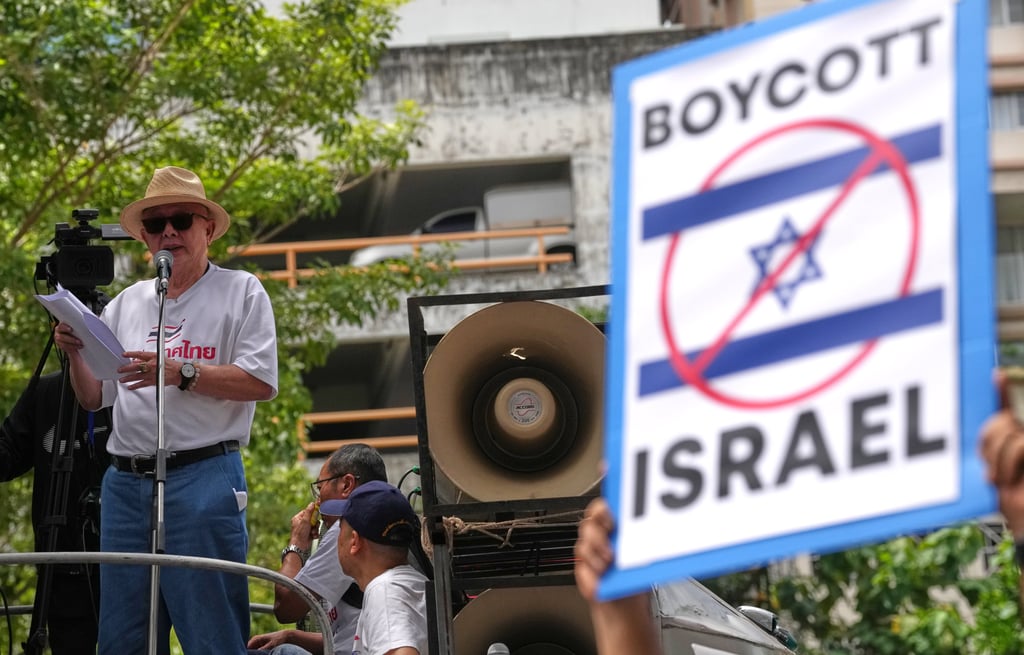 Political activist Sondhi Limthongku speaks to a crowd of followers in front of the Israeli Embassy in Bangkok on Thursday. Photo: AP