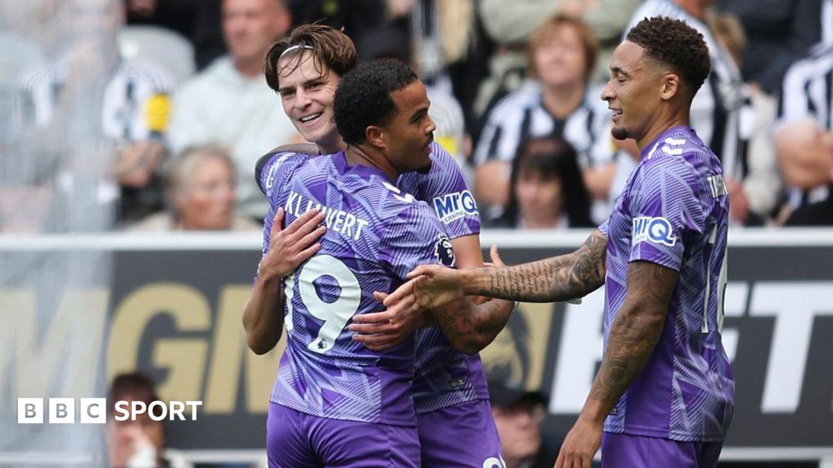 Alex Scott celebrates with Justin Kluivert and Marcus Tavernier