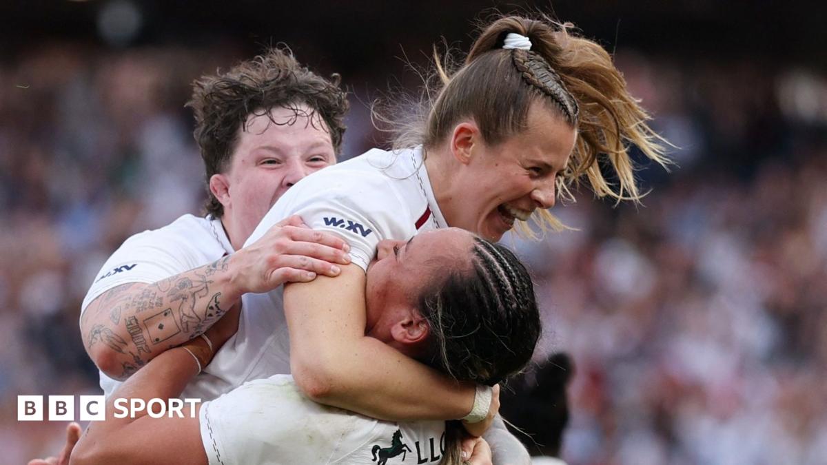 England celebrate their dramatic winning try