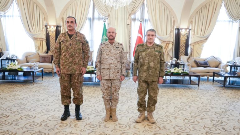 This handout photograph taken and released by the Turkish Defence Ministry on September 25, 2026, shows Turkey's Chief of General Staff Selcuk Bayraktaroglu (R), Marshal Syed Asim Munir (L), Commander of the Pakistan Defence Forces and the Army, and General Fayyadh Bin Hamed Al-Ruwaili (C), Chief of the General Staff of Saudi Arabia, posing during a meeting in Riyadh. Saudi Arabia, Turkey and Pakistan held military chiefs of staff talks to support the kingdom as Yemen's Houthis ramp up attacks on the world's top crude exporter, Ankara said on September 25, 2026. The Iran-backed group has escalated its attacks on the kingdom since July, ending a years-long truce and declaring a maritime blockade, hitting Saudi targets and seizing Yemen's entire Red Sea coast as they seek to stifle Saudi oil exports. (Photo by HANDDOUT / TURKISH DEFENCE MINISTRY / AFP) / RESTRICTED TO EDITORIAL USE - MANDATORY CREDIT "AFP PHOTO / TURKISH DEFENCE MINISTRY" - NO MARKETING NO ADVERTISING CAMPAIGNS - DISTRIBUTED AS A SERVICE TO CLIENTS