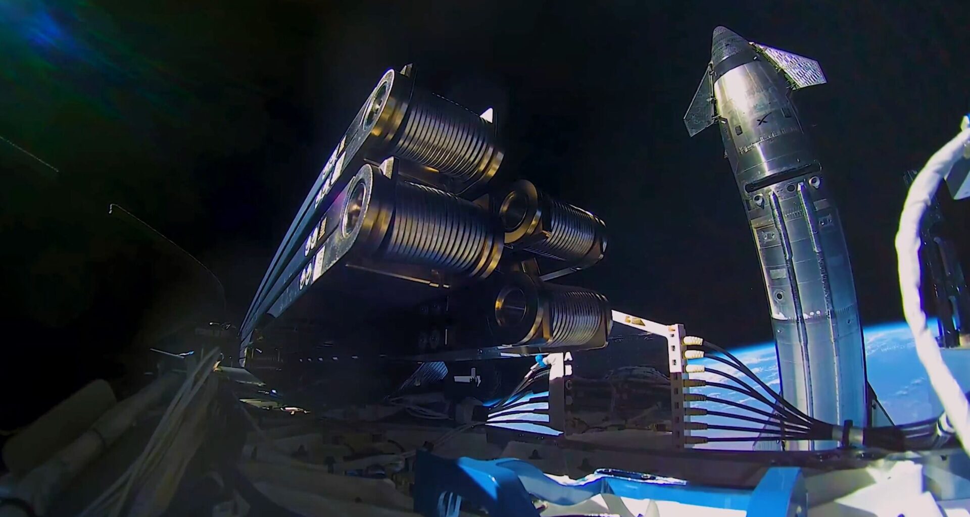 Wow! Watch SpaceX's Starship megarocket deploy satellites into orbit for 1st time ever (photos, video)