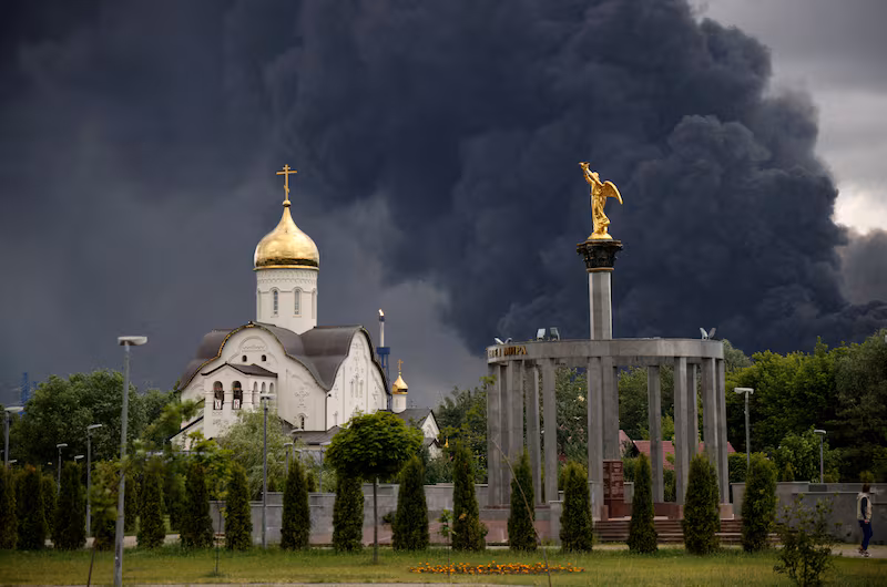 FILE PHOTO: Smoke rises from an oil refinery following a Ukrainian drone attack in the course of Russia-Ukraine conflict, in Moscow, Russia, June 18, 2026, in this picture obtained from social media. SOCIAL MEDIA/via REUTERS  THIS IMAGE HAS BEEN SUPPLIED BY A THIRD PARTY.//File Photo