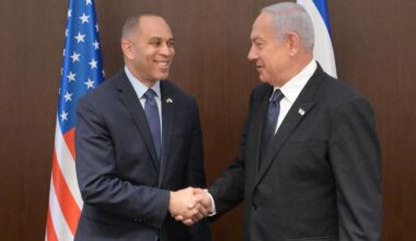 House Minority Leader Hakeem Jeffries shaking hands with Benjamin Netanyahu during a trip to Israel on April 24, 2023. (Photo: Amos Ben Gershom, L.A.M.)