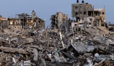 The damaged buildings among the rubbles (Photo: Nir Elias/Reuters)