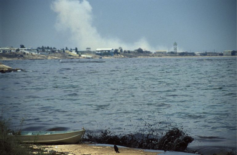 SAUDI ARABIA - JANUARY 26: Allied forces bombings and oil slick near Al Khiran at the Kuwaiti border In Saudi Arabia On January 26, 1991. (Photo by Georges MERILLON/Gamma-Rapho via Getty Images)
