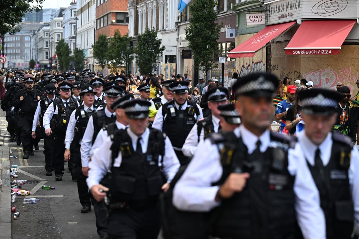Man dies after entering canal in Notting Hill Carnival police chase as Met makes more than 500 arrests - London Evening Standard