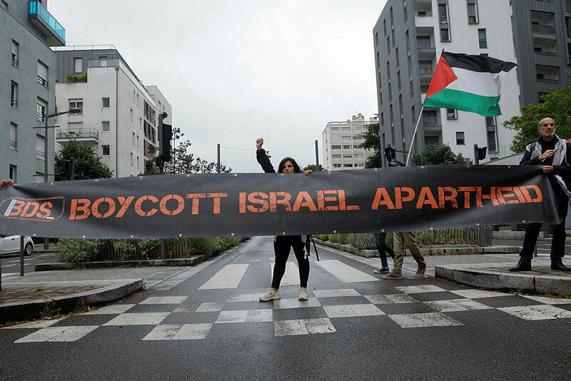 A BDS protest in Paris. (Photo: GEOFFROY VAN DER HASSELT / AFP) הפגנה BDS תנועת ה חרם בפריז צרפת