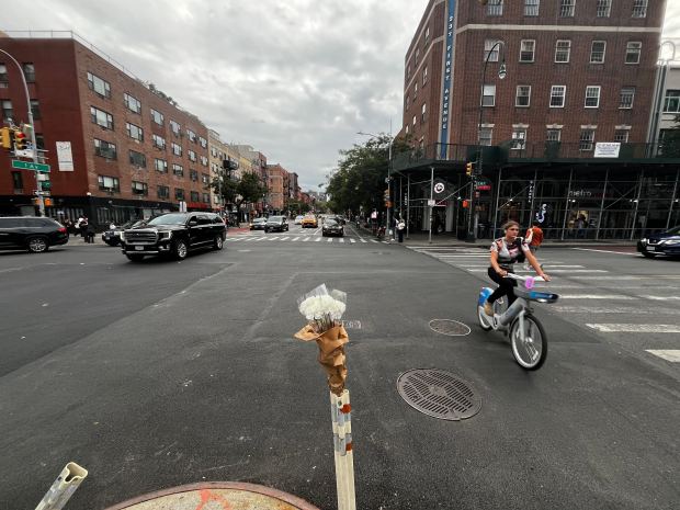 A makeshift memorial of flowers is seen at the site of the Citi Bike crash that killed Daria Serkov in Manhattan. (Julian Roberts-Grmela / New York Daily News)