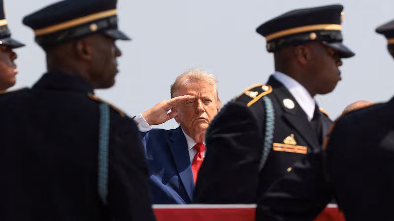 U.S. President Donald Trump salutes as members of the military carry the transfer case of U.S. Army Pvt. Isabella Gonzales of the 1st Battalion, 57th Air Defense Artillery Regiment, 52nd Air Defense Artillery Brigade, 10th Army Air Missile Defense Command, who was killed during an attack at Muwaffaq Salti Air Base in Jordan, during a dignified transfer of her remains at Dover Air Force Base in Dover, Delaware, U.S., July 22, 2026. REUTERS/Evelyn Hockstein      TPX IMAGES OF THE DAY