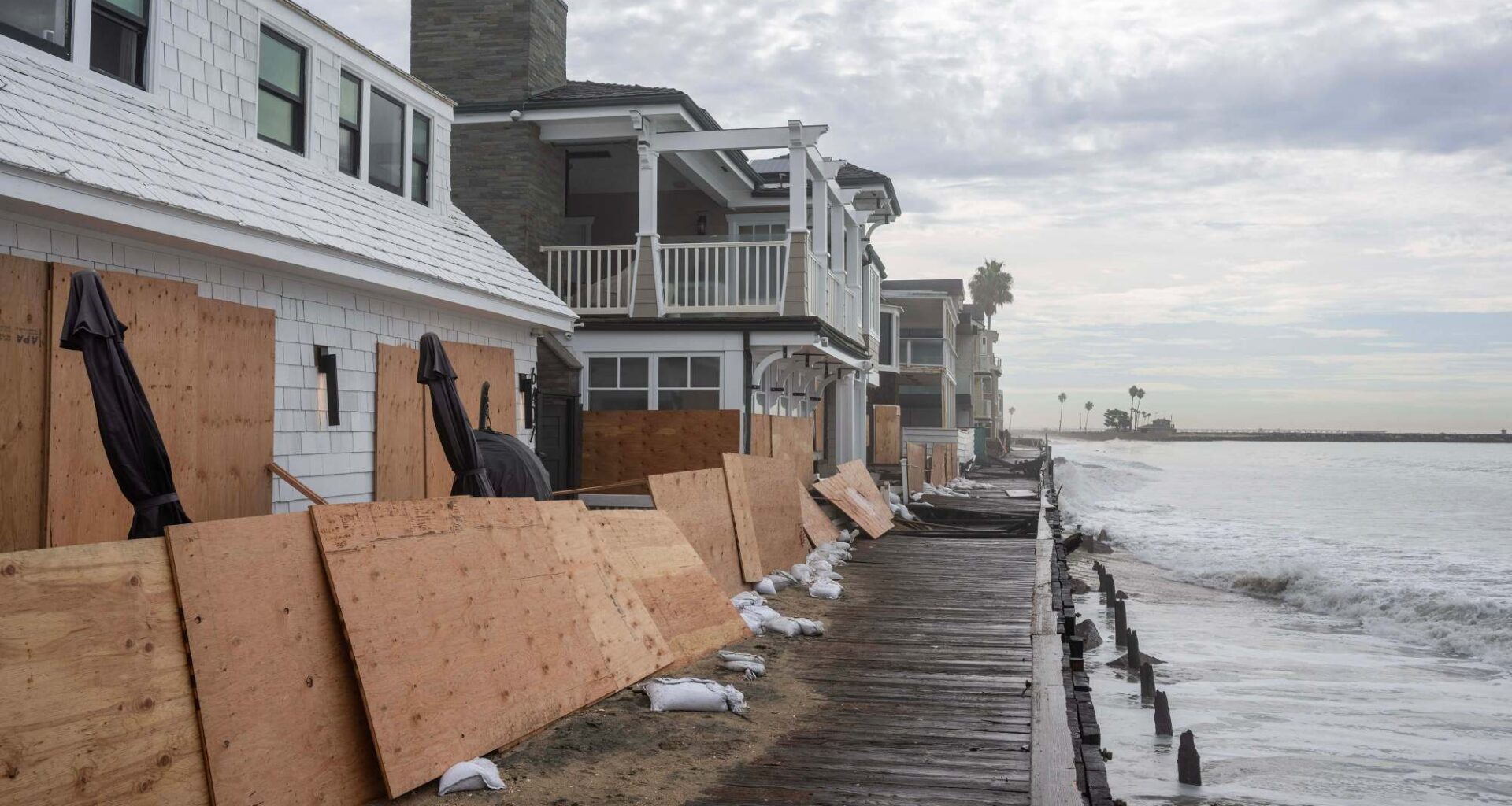 High tide, intense waves damage boardwalk, prompt evacuations in Long Beach – Press Telegram