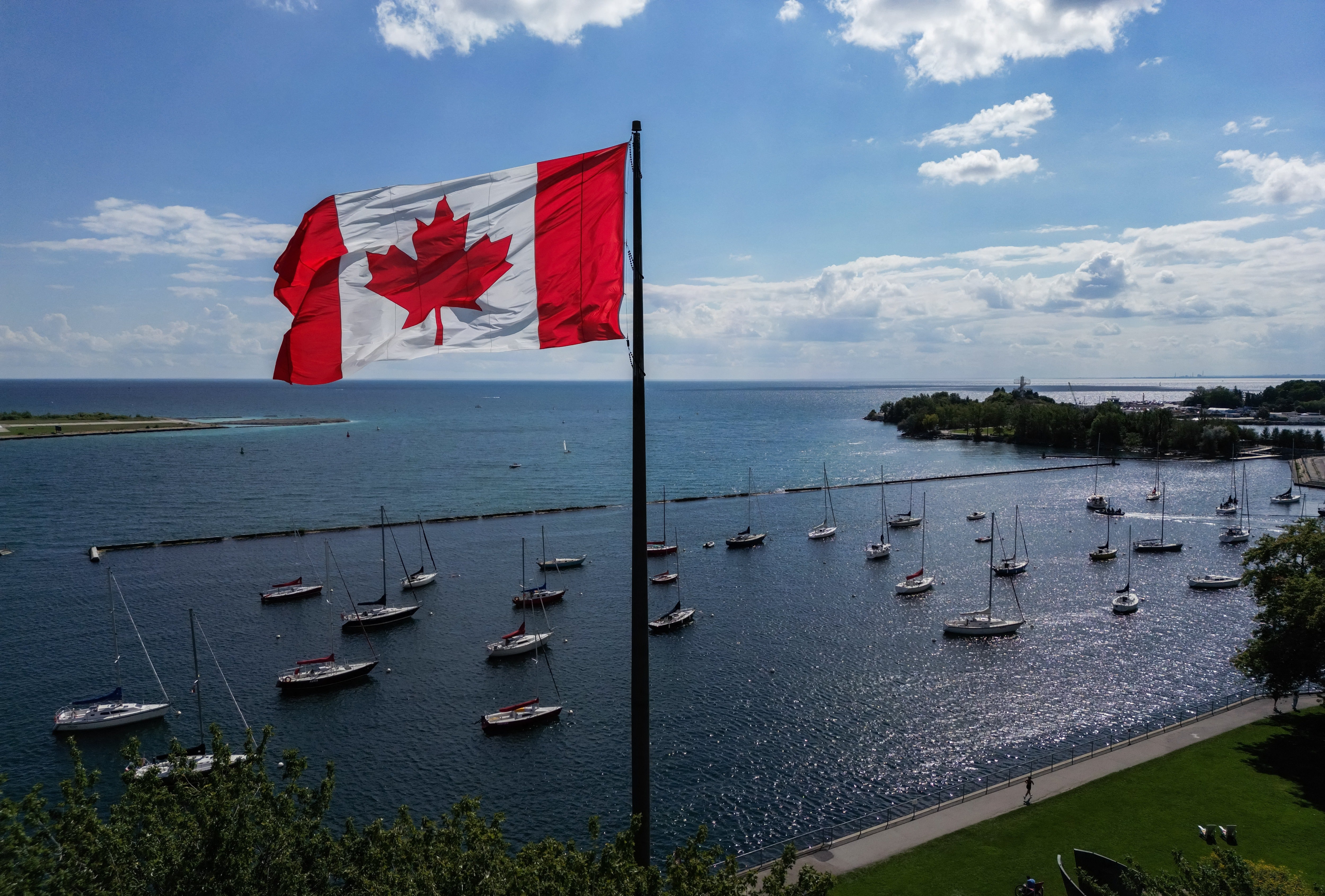 Both Google Maps and Apple Maps have changed the name of Lake Ontario for US users, while MapQuest continues to refer to it by its original name