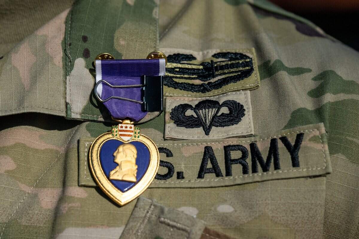 A Purple Heart medal is being presented to a member of the 319th Expeditionary Signal Battalion during a soldiers’ homecoming and medal ceremony at B.T. Collins U.S. Army Reserve Center in Sacramento on Saturday.