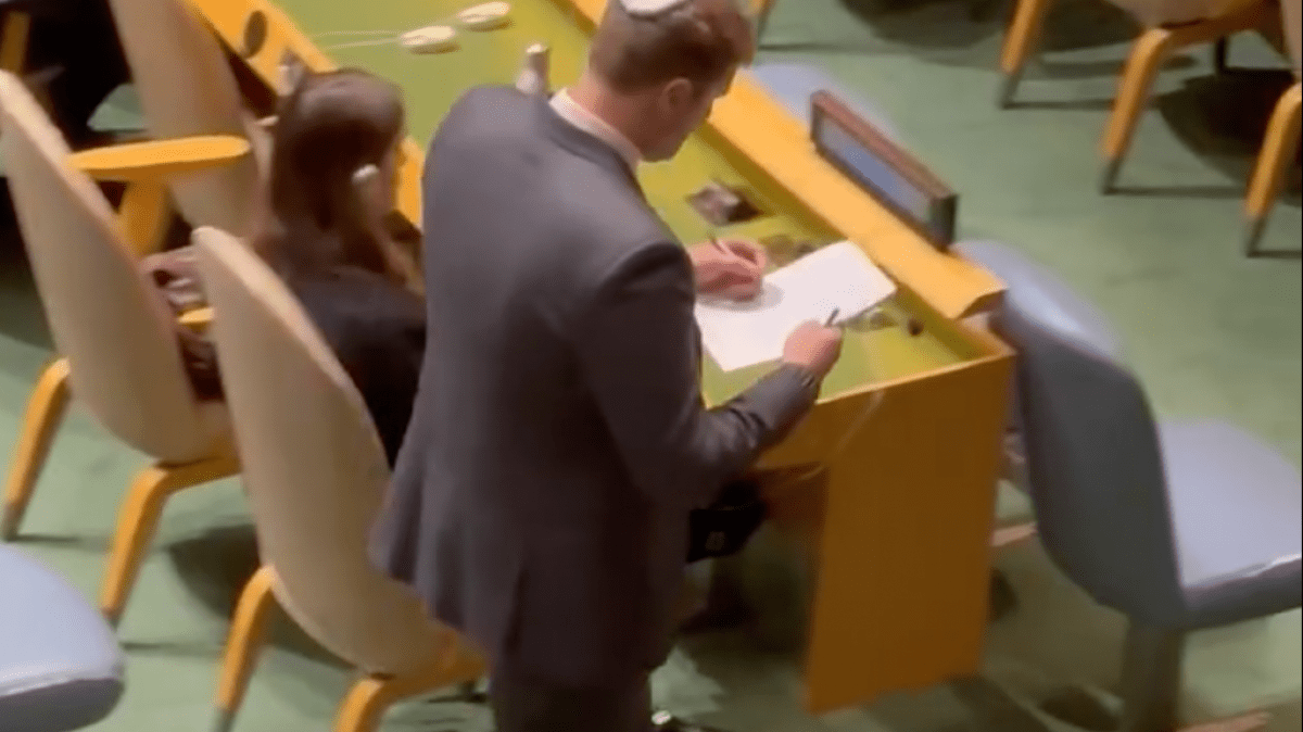 Israeli official takes notes after UN walkout against Netanyahu | Benjamin Netanyahu