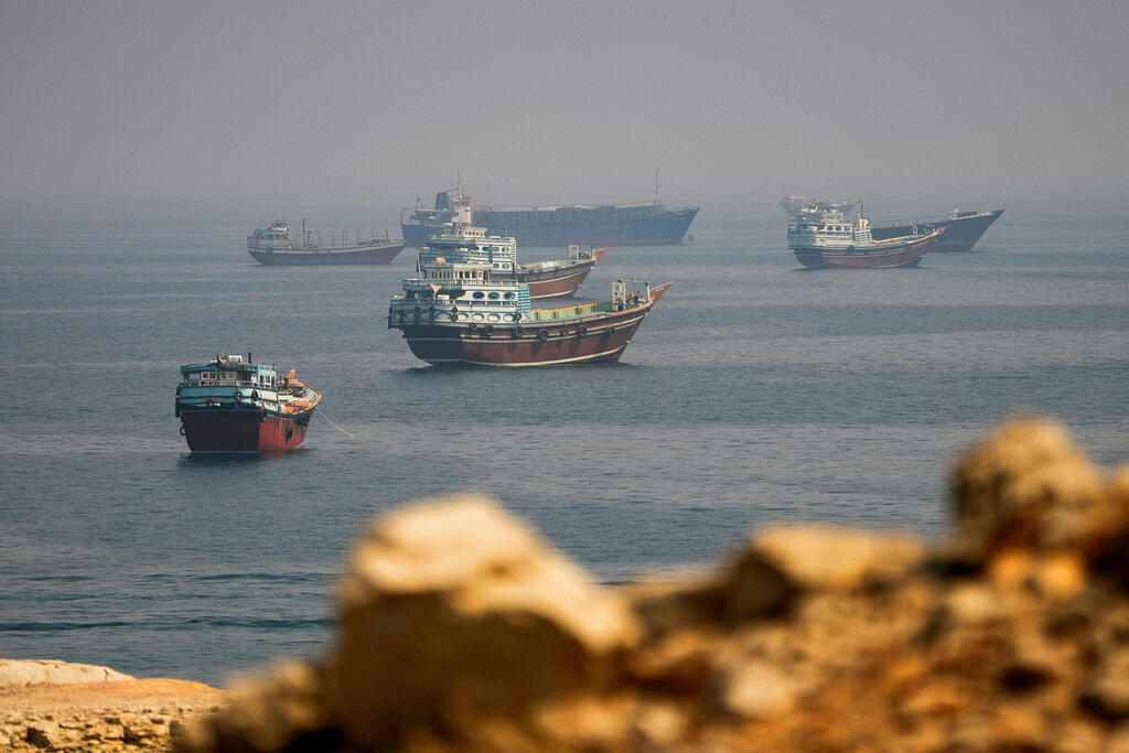Vessels in Hormuz, late August (Photo: REUTERS/Stringer) כלי שיט ספינות ספינה מצר הורמוז סוף אוגוסט