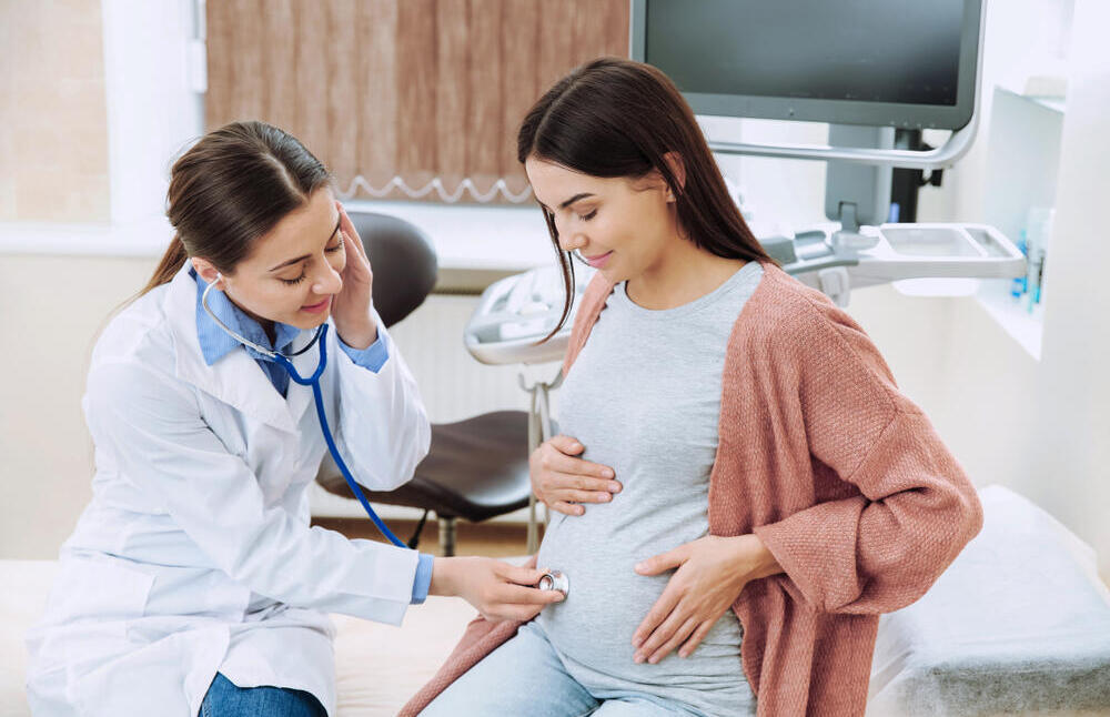 Gynecology tops salary charts (Photo: Shutterstock) בדיקת אישה בהיריון