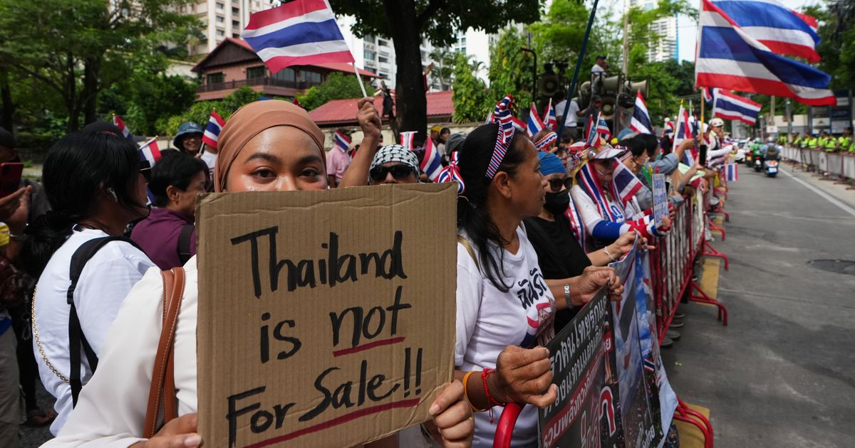 Hundreds rally at Israeli embassy in Bangkok to demand foreigners respect Thai laws :: WRAL.com