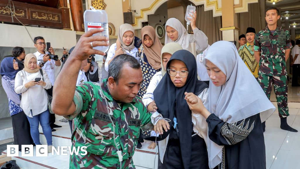 Indonesia: Around 2,000 fall ill after eating free school meals - BBC