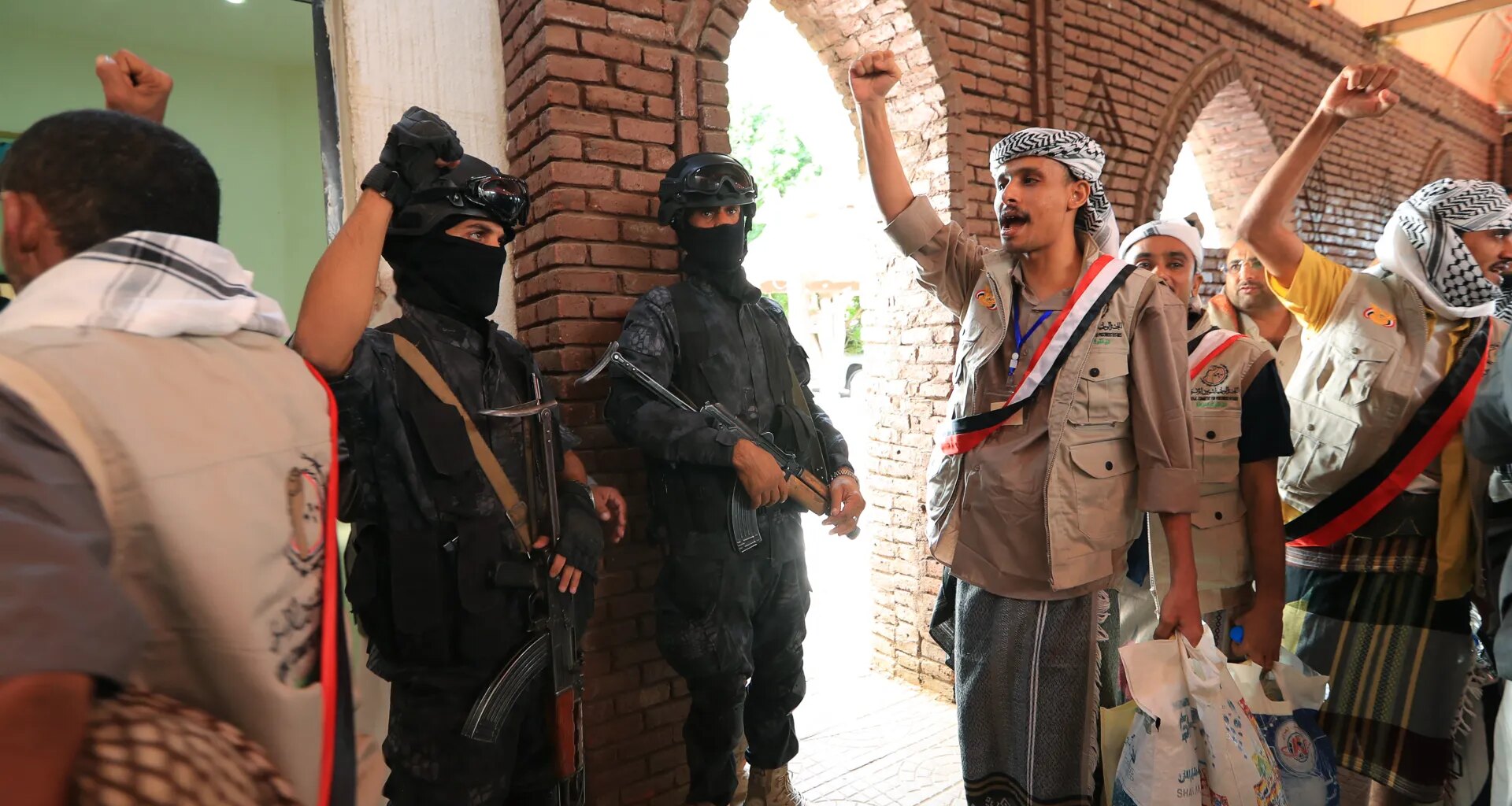 Iran war live: Tens of thousands displaced as Yemen fighting escalates | Hamas News