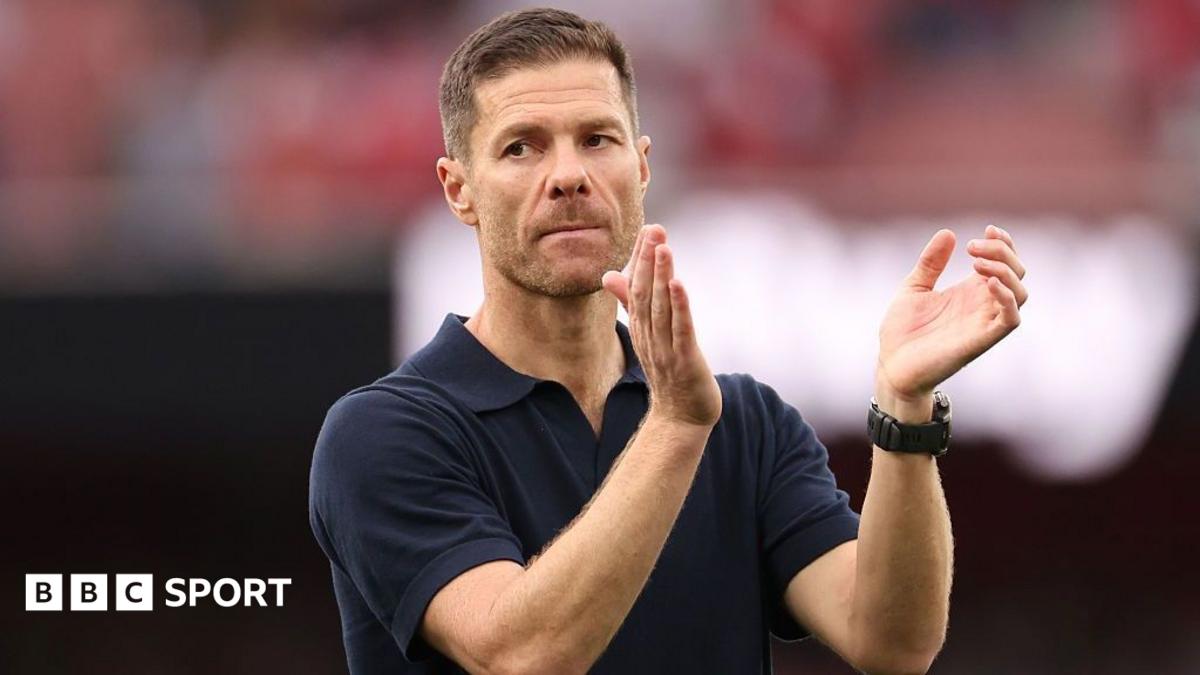Image of Chelsea head coach Xabi Alonso applauding after the Premier League  match against Arsenal at Emirates Stadium on 6 September, 2026