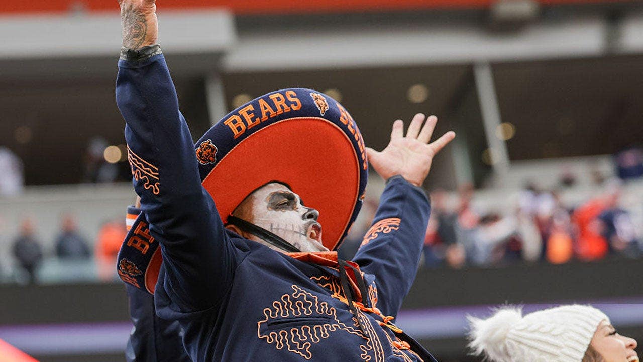 Mariachi band's national anthem at Bears vs. Eagles game ignites racism debate and US Senator response