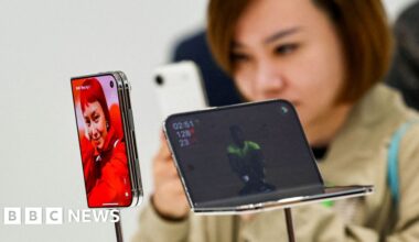 Apple's new boss starts with big gamble on £1,999 first folding iPhone - BBC